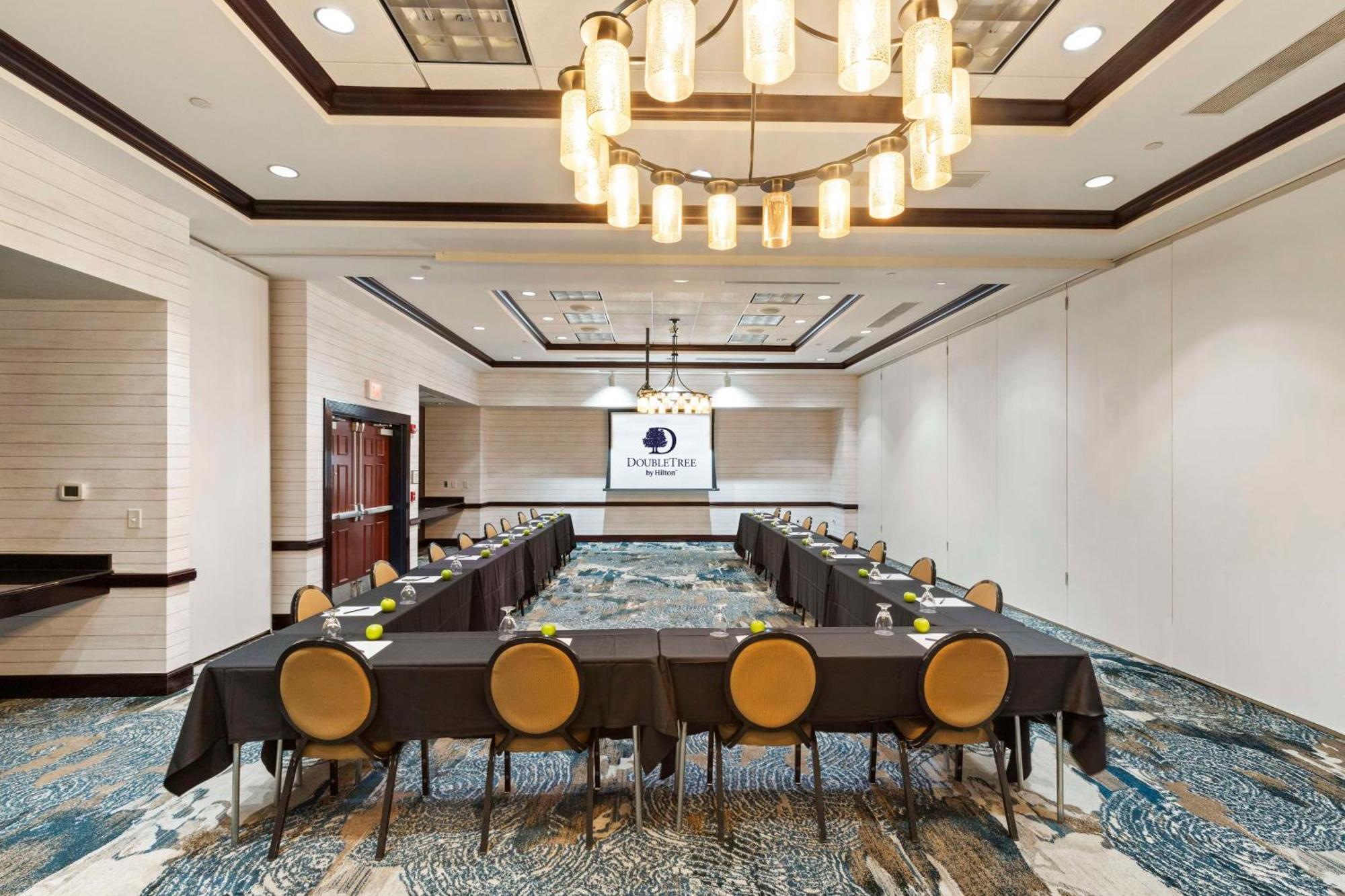 Отель Doubletree By Hilton Front Royal Blue Ridge Shadows Экстерьер фото