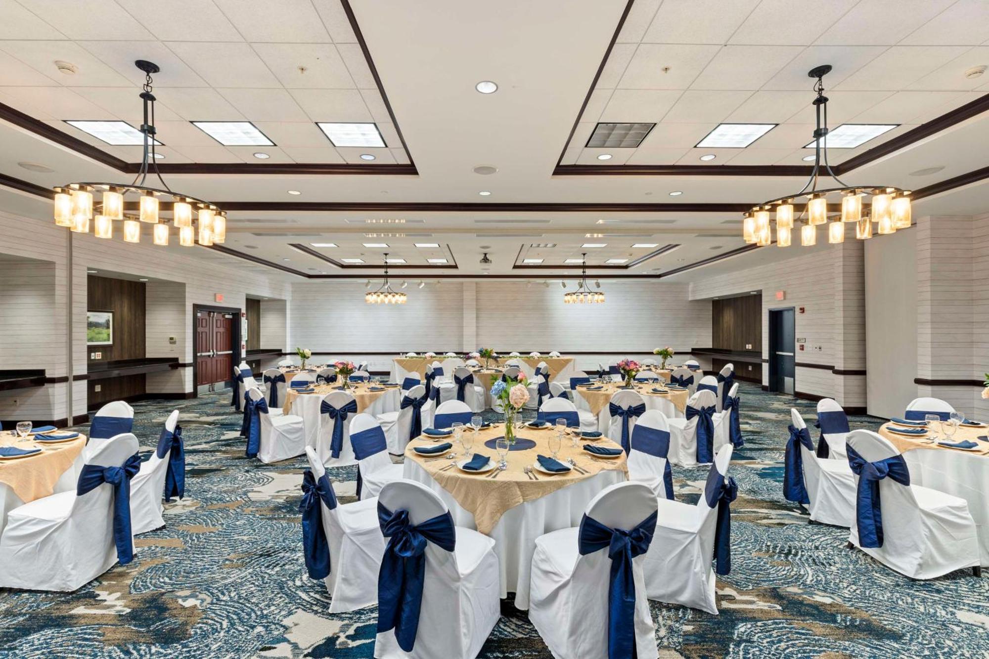 Отель Doubletree By Hilton Front Royal Blue Ridge Shadows Экстерьер фото